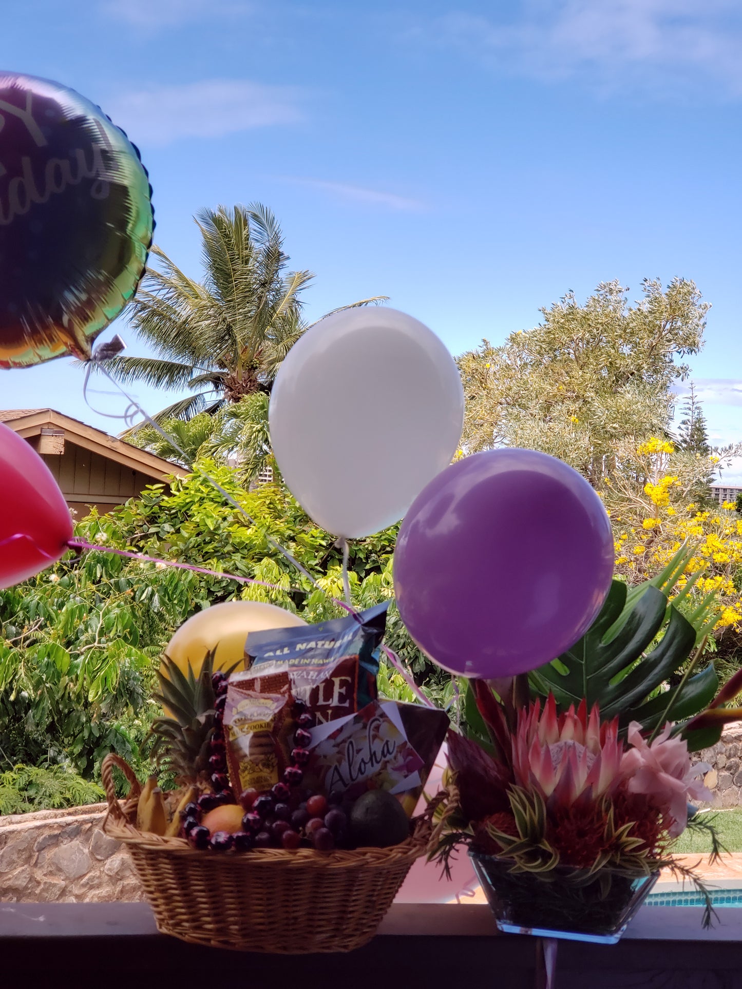 Aloha Gift Basket DeLuxe